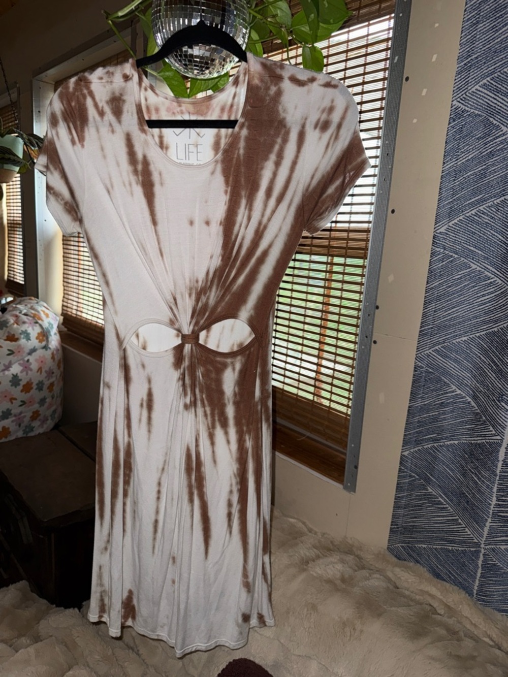 Life Clothing tan & white tie-dye dress, size Medium